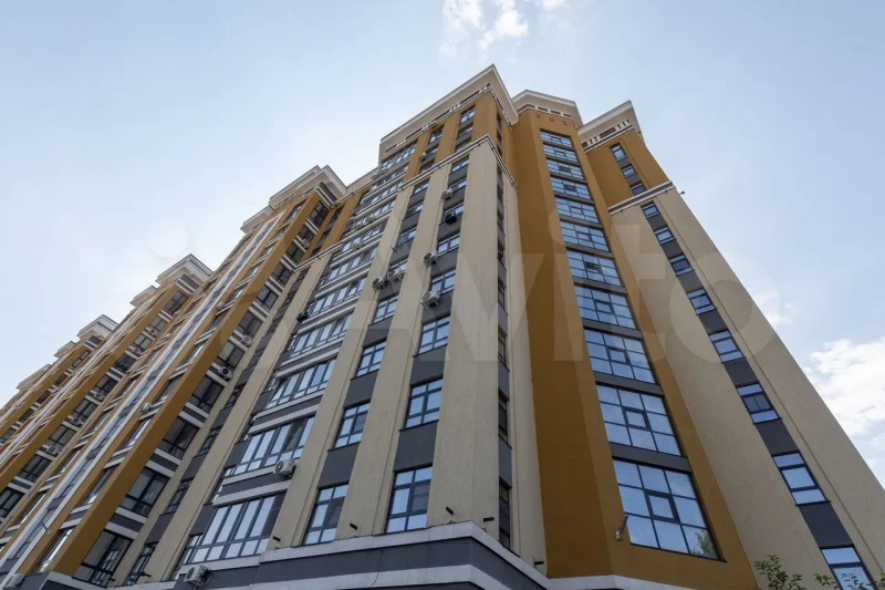 Квартира с обилием цветов продается в Барнауле за 25 млн рублей