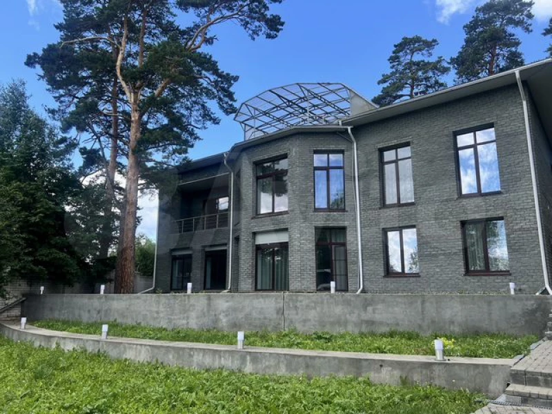 В Барнауле продают коттедж с витражами и расписным бассейном за 50 млн рублей