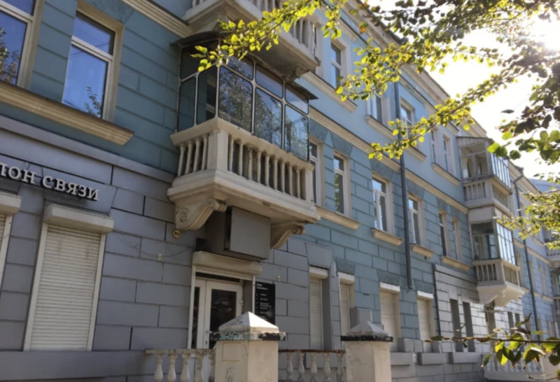 Рушится фасад барнаульского дома с детской библиотекой. Видео