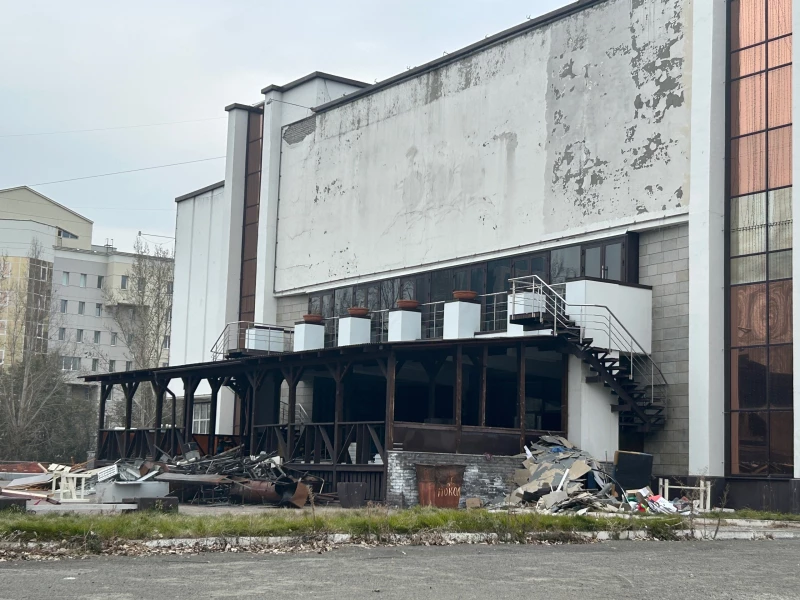 Уже начали разбирать барнаульский клуб «Опера», который переехал. Фото