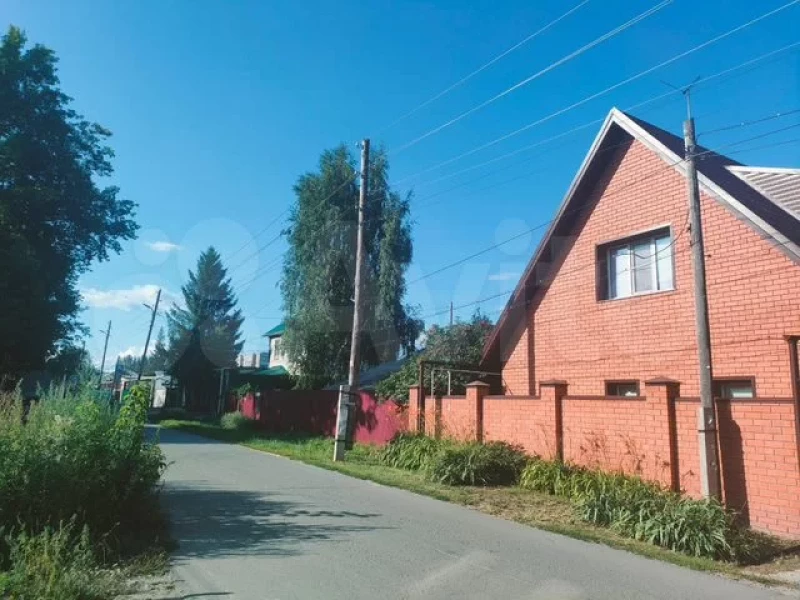 Коттедж с космической комнатой продают рядом с «Изумрудным» в Барнауле за 13,9 млн рублей