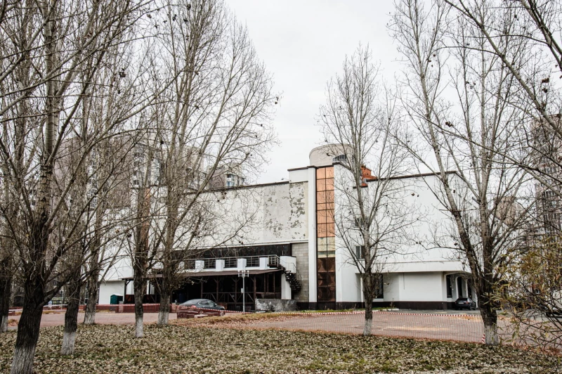 Как разбирают огромное здание бывшей «Оперы» в Барнауле — фоторепортаж