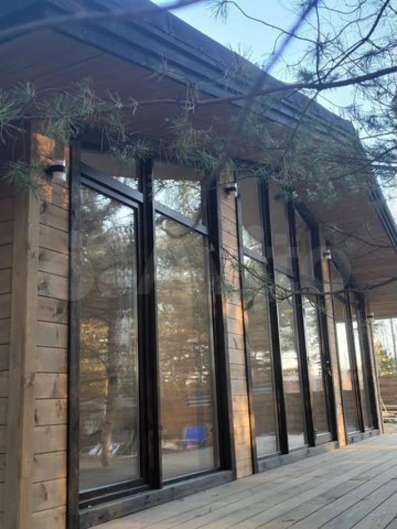 Домик с панорамными окнами и баней посреди сибирских сосен продают в Барнауле за 6,5 млн рублей