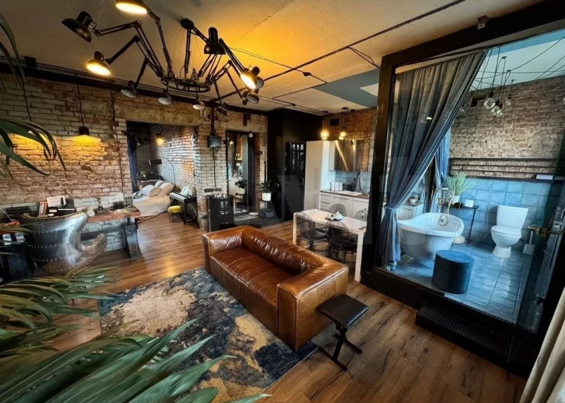 Квартиру с настоящим лофтом и ванной в окне продают в Барнауле за 12 млн рублей