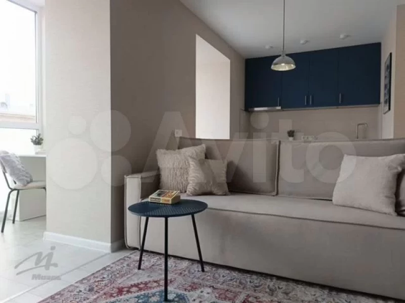 Белоснежную двушку с элементами королевского синего продают в Барнауле за 7 млн рублей