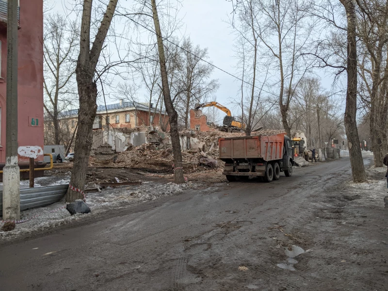 В Барнауле сносят аварийную трехэтажку на Потоке. Фоторепортаж