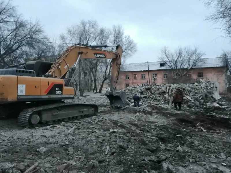 В Барнауле сносят аварийный дом, в котором рухнул потолок