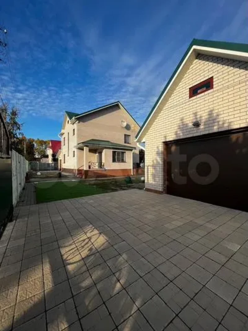 Коттедж с лестницей в небеса продают в Барнауле за 25 млн рублей